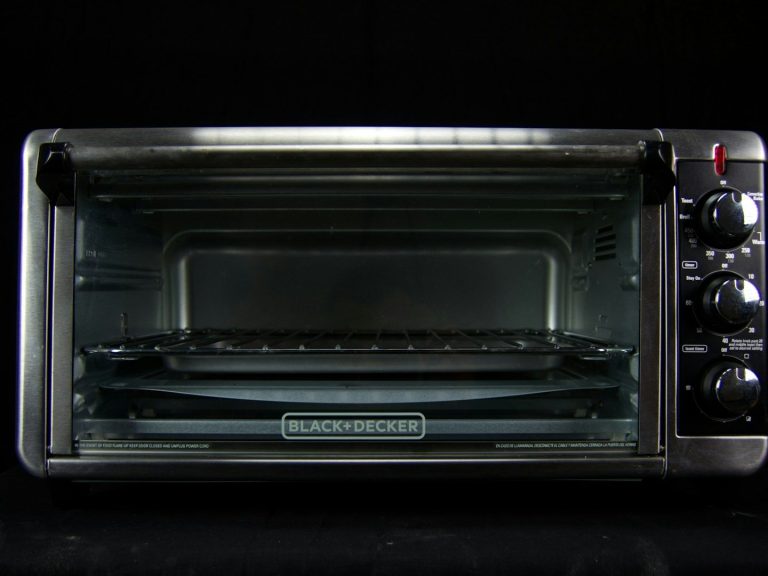 Ein Edelstahl-Toaster mit transparentem Innenraum, ohne sichtbare Speisen.