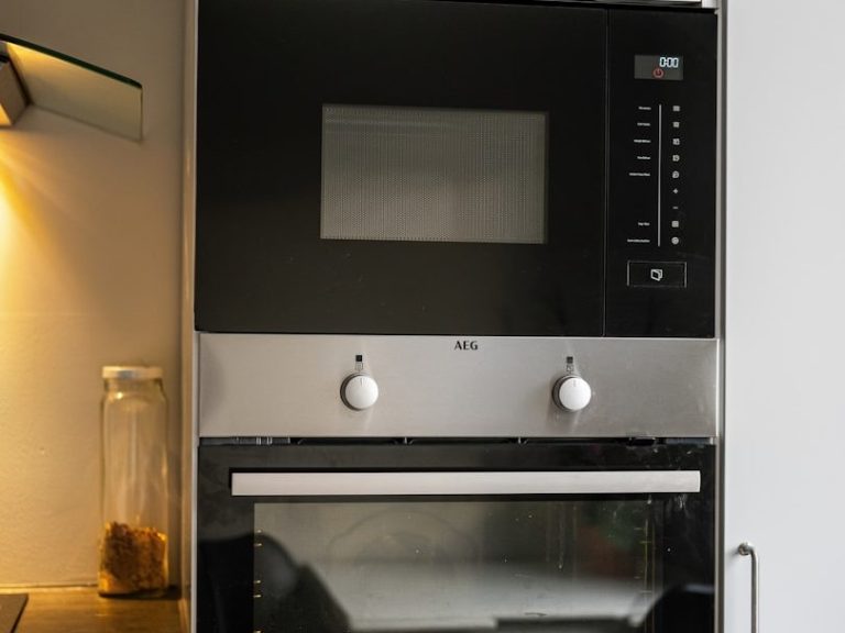 Kombimikrowelle mit Touch-Bedienelementen und glattem, modernem Design.