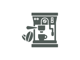 Kaffeemaschine mit Kaffeetasse und Kaffeebohnen.
