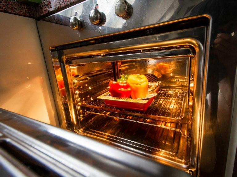 Ein Ofen mit einer Schale, die Gemüse und Brot backt.