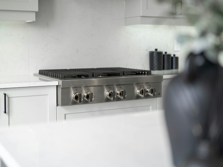 Moderne Küchenzeile mit Edelstahlherd und minimalistischer Ausstattung.