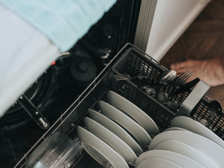 Ein Blick in eine geöffnete Geschirrspülmaschine mit sauberen Tellern.