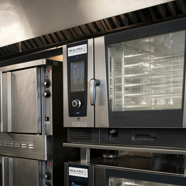 Moderne Küchengeräte: ein Kombi-Dampfgarer und ein Konvektionsofen in Edelstahloptik.