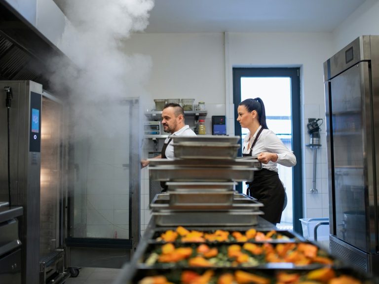 Eine Person repariert Elektronik mit einem Lötkolben an einem Gerät.