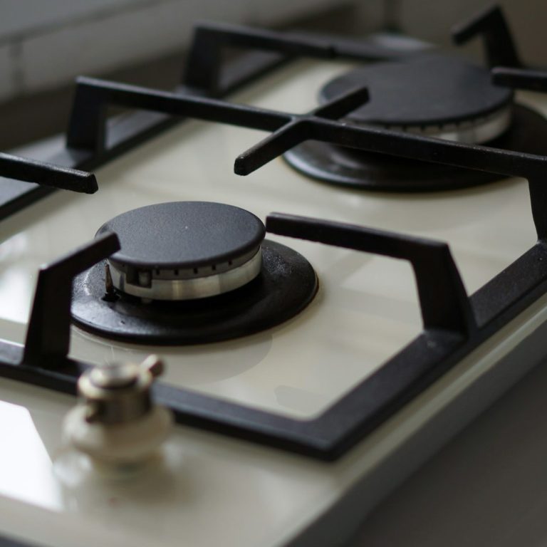 Kochfeld mit zwei Brennern und einem Drehregler, in neutralen Farben.