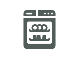 Geschirrspüler mit Geschirr und Gläsern in den Regalen.
